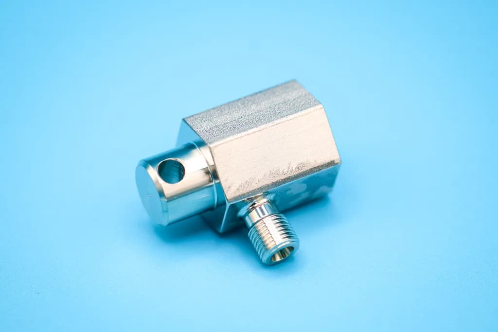 Verschraubung, unten, 18 mm, 4 x 2 mm, für EA Flash1112/2000